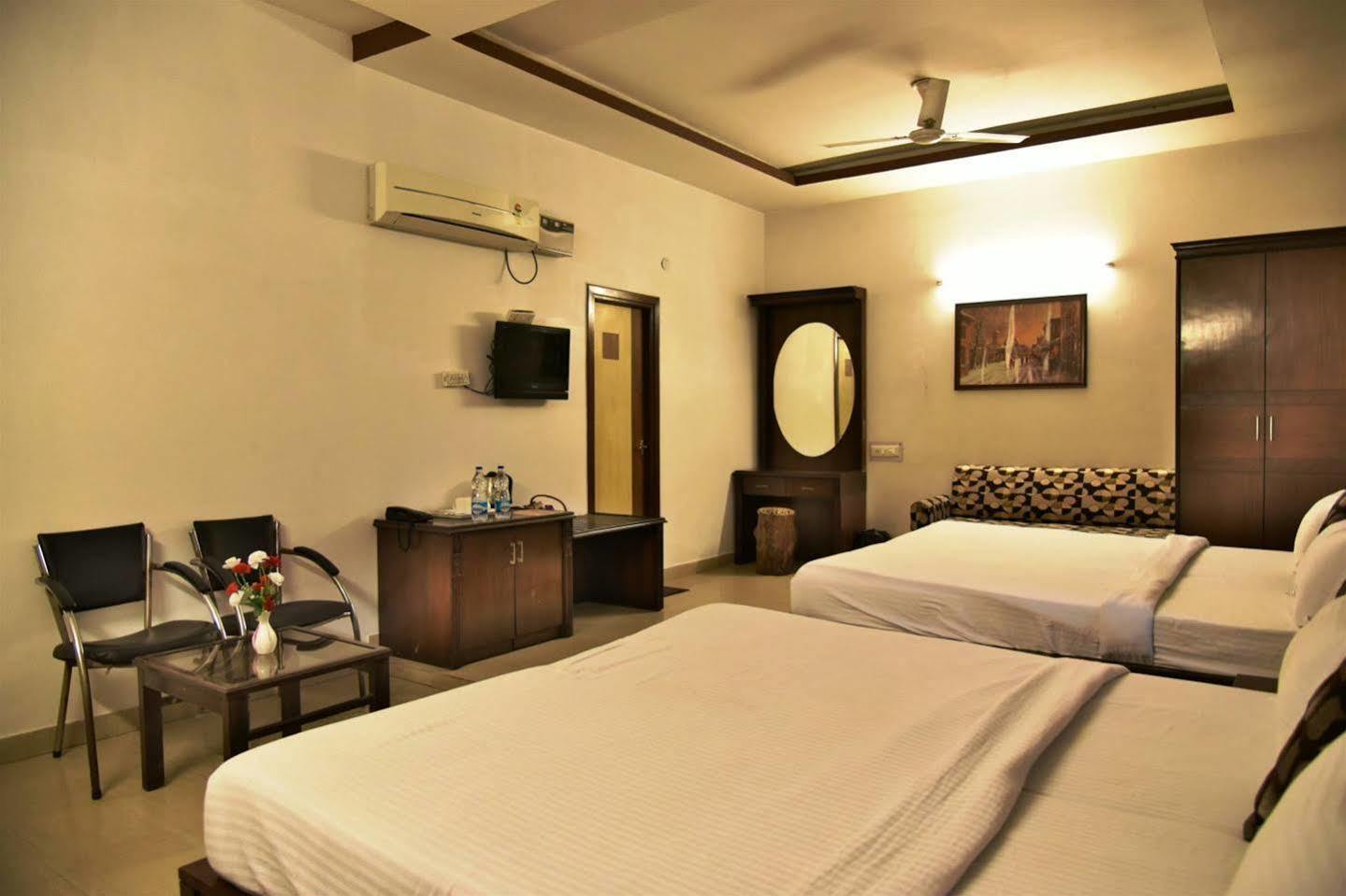 Hotel Hk Continental Amritsar Exterior foto